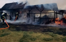 Hořel i přístřešek se dřevem. Čtyři jednotky hasičů zasahovaly na Olomoucku
