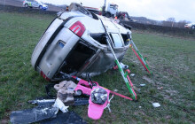 Ujížděl rychlostí 200km/h. Nakonec se i s cizím autem vyklopil při průjezdu zatáčkou