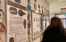 Stomický pytlík jako umění. Výstava v nemocnici ukazuje, jaký je život s umělým vývodem