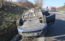 Řidič měl zdravotní komplikace a přejel do protisměru. Srazil se s dalším vozem