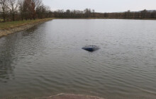 Předjížděl a nakonec zaparkoval v rybníce. Z vody jej tahali hasiči