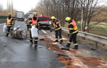 Nehoda na D35. Kamion s naftou narazil do dodávky silničářů