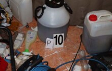 Doma uvařil půl kila pervitinu. Muži ze Šumperska hrozí deset let ve vězení