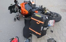 Motorkář nedal přednost protijedoucímu autu a způsobil dopravní nehodu. Jeho spolucestující byla převezena do nemocnice