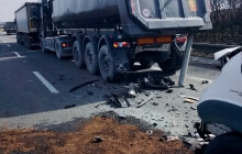 Nehoda u Globusu. Hasiči vyprošťovali řidiče dodávky