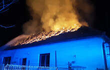 Střecha rodinného domu vyhořela. Hasiči zasahovali v Lipníku