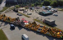 Před Galerií Šantovka vyrostla nejdelší nafukovací dráha ve Střední Evropě nejen pro děti