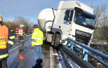Sníh zkomplikoval dopravu. Hasiči zasahovali u Lipníku i u Brodku