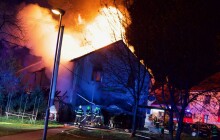 VIDEO: Padesát hasičů u požáru ve Chvalkovicích. Policie začala požár domu prověřovat