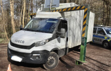 S sebou vzal i konstrukci. Půltunovou zábranu mu sundávali hasiči