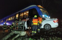 Vlak tlačil auto desítky metrů. Řidič nezastavil na stopce