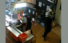 Znáte muže na fotografii? Šumperští strážníci zveřejnili výzvu v souvislosti s vykradeným obchodem