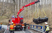 Auto skončilo po nehodě na střeše, řidič se zranil