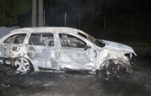 Nejdřív prorazil bránu, pak auto zapálil. Bylo kradené