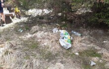 Strážci přírody v Jeseníkách musí uklízet turistická místa, která se po zimě proměnila ve smetiště