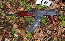 Nejprve bodl šroubovákem, poté začal střílet ze samopalu. Motivem vražd byla žárlivost