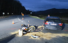 Řidičku na motorce přehlédl. Po nehodě pro ni musel vrtulník