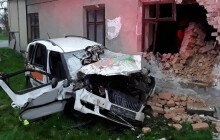 Nezvládl řízení a narazil do domu. Zaklíněného řidiče už nezachránili