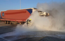 Stihl vyskočit z hořícího kamionu. Hasiči zachránili 700 tisíc