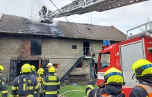 V Oseku nad Bečvou hořela garáž s dílnou, dva lidé utrpěli zranění