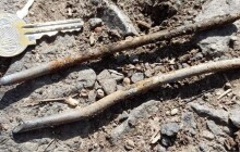 Naostřené hřeby trčí ze země. U olomouckých Poděbrad někdo pokládá nástrahy