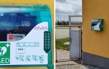 Může zachránit život. Obec zprovoznila už druhý defibrilátor