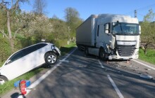 Kamion nezabrzdil včas. Řidička skončila v příkopu