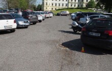 Při parkování měl narazit do ženy. Policie shání svědky nehody