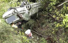 Řidiče z příkopu tahali hasiči. Na místě byl vrtulník