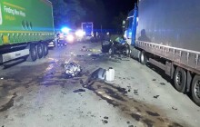 Tragická nehoda na Olomoucku. Osmnáctiletý řidič nepřežil náraz do kamionu