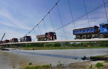 Sedm kamionů na lávce pro cyklisty. Otevře se o prázdninách