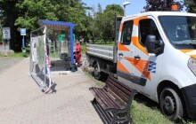 Zimolez i třapatka. Zastávku ozdobí popínavé rostliny