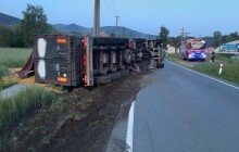 Hlavní tah na Polsko je již průjezdný. U Mikulovic se převrátil kamion plně naložený kukuřicí