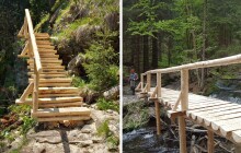 Správa CHKO připravuje údolí Bílé Opavy na sezónu. Tesaři vyrobili nové lávky