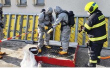 Úniku tisíce litrů chemikálií z průmyslového areálu zabránili hasiči