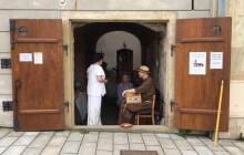 Kapucín s flašinetem láká k dobročinnosti. Krypta pod kostelem ožívá tradičním bazárkem