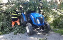 Spadl na traktor i dráty elektrického vedení. Hasiči zasahovali u pádu stromu