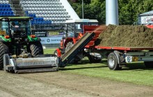 FOTOREPORT: Zelená se tráva, fotbal to je hra. Na Andrově stadionu pracují na trávníku