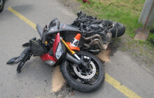 Se zraněním jej vrtulník vezl do fakultky. Řidič motorkáři nedal přednost