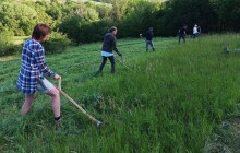 Kosu a brousek s sebou. Na Jesenicku si můžete vyzkoušet tradiční kosení trávy