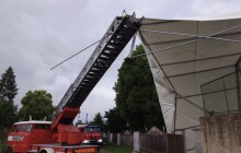 Stromy v kolejišti a déšť. Hasiči zasahovali u padesáti událostí