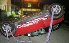 Převrátil auto na střechu. Opilý řidič tvrdil, že za nehodu může kočka