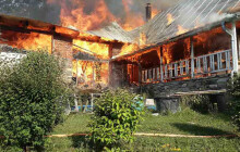 Požár domu na samotě u lesa. Hasiči zasahovali ve Štědrákově Lhotě