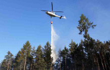 Lesní požár hasil i vrtulník. Hasiči zasahovali pod Mírovem