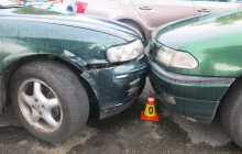 Čtyři promile a pět nabouraných aut. Řidič v Prostějově řádil