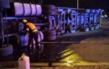 Hasiči zasahovali u noční nehody. Nedaleko FN Olomouc havaroval kamion