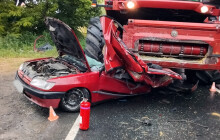 Auto skončilo pod kombajnem. Z osobáku je vrak