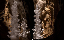 Jeskyně ozdobily skleněné objekty. Potkáte je při prohlídkách