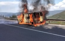 Odpoledne hořelo pod Červenohorským sedlem. Silnice byla uzavřena v obou směrech