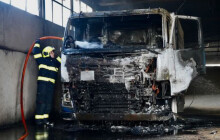 VIDEO: Hustý dým a škoda 6,5 milionu. V hale na Olomoucku hořelo nákladní auto